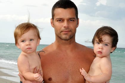 Ricky Martin posa con sus hijos gemelos Matteo, a la izquierda, y Valentino en Miami
