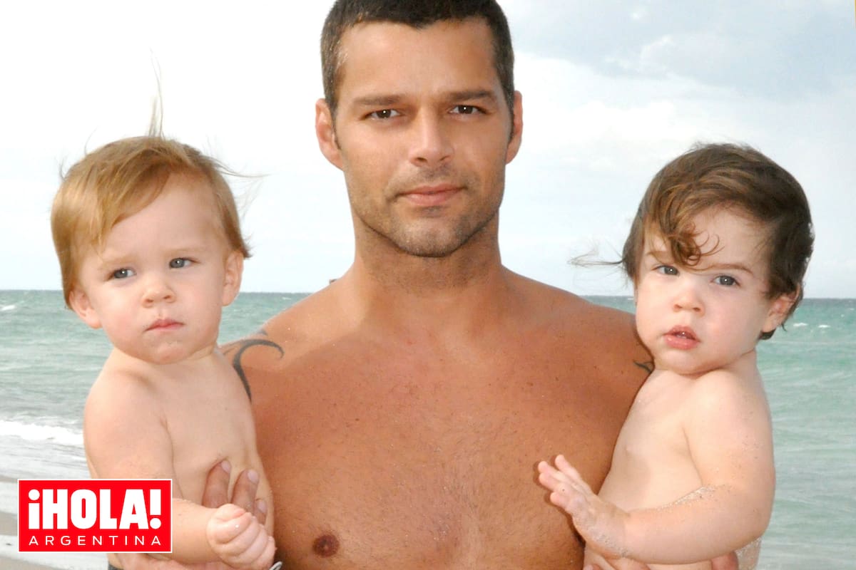 Ricky Martin posa junto a sus hijos mellizos, Valentino y Matteo, en una tierna imagen tomada en Miami en 2009
