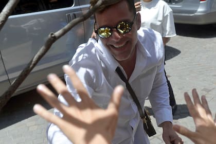 Ricky Martin saluda a sus fans en la puerta del hotel en el que se aloja. Crédito: GrosbyGroup