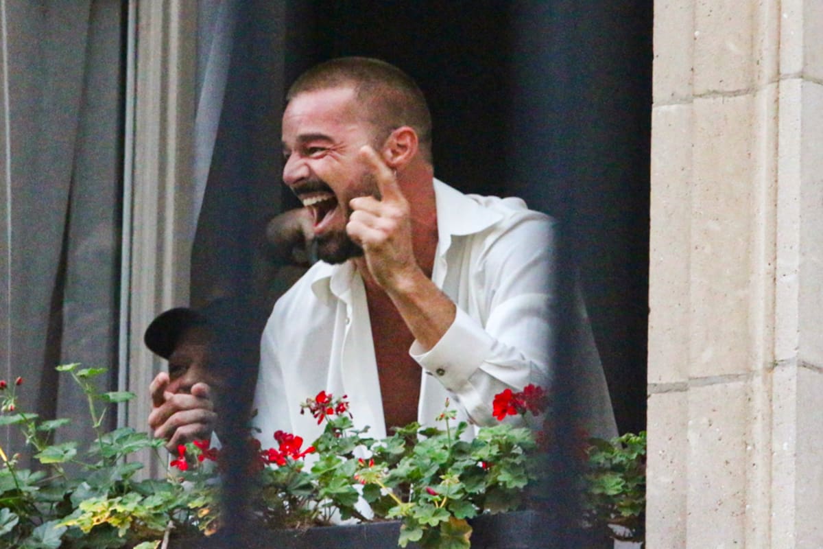 Ricky Martin sorprendió a la multitud de fans que lo esperaba en la puerta del hotel, en Buenos Aires