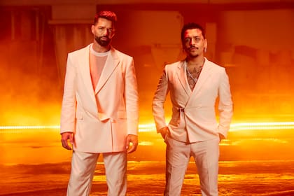 Ricky Martin y Christian Nodal lanzaron una nueva versión de la balada "Fuego de noche, nieve de día", 27 años después de la original