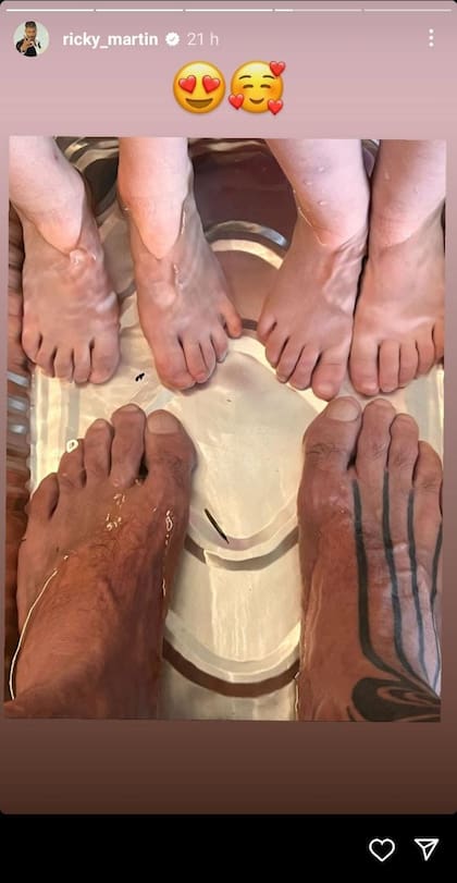 Ricky Martin y una pedicuría familiar
