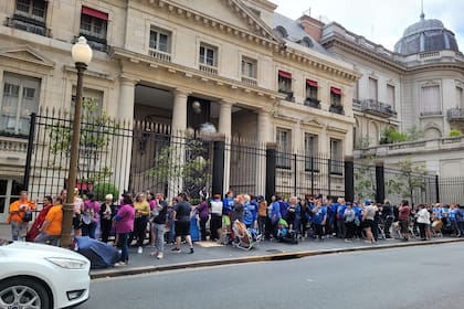 Ricky Martin ya está en la Argentina y cientos de fanáticas y fanáticos se agolpan en las puertas de su hotel