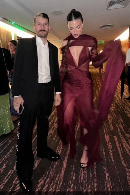 Ricky Montaner y la argentina Stefi Roitman dejaron su casa de Miami para asistir a la boda de sus amigos. La actriz eligió un vestido de estilo lencero de la firma Gone.