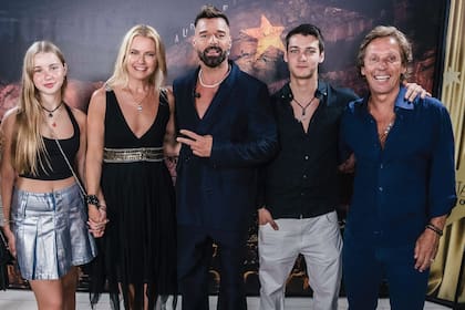 Ricky posa junto a Taína, Valeria, Tiziano y Alejandro Gravier.