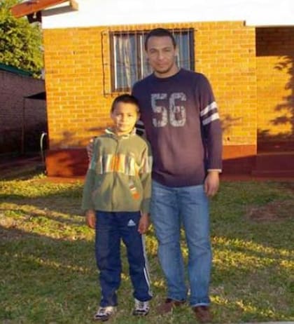 Ricky Rojas con su hijo en su casa de Puerto Rico, Misiones