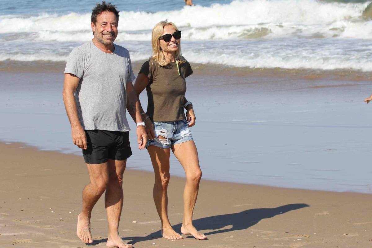 Ricky Sarkany paseó junto a su esposa Graciela Papini por las playas de Punta del Este en el primer verano sin su hija Sofía