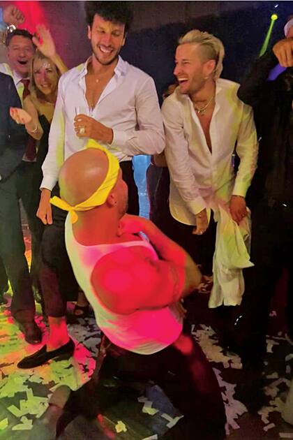 Ricky, Sebastián Yatra y el pianista y cantante Michelangelo, muy divertidos a la hora del baile.