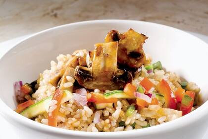 Rico en fibra insoluble, vitaminas del complejo B y con un índice glucémico más bajo que el arroz blanco