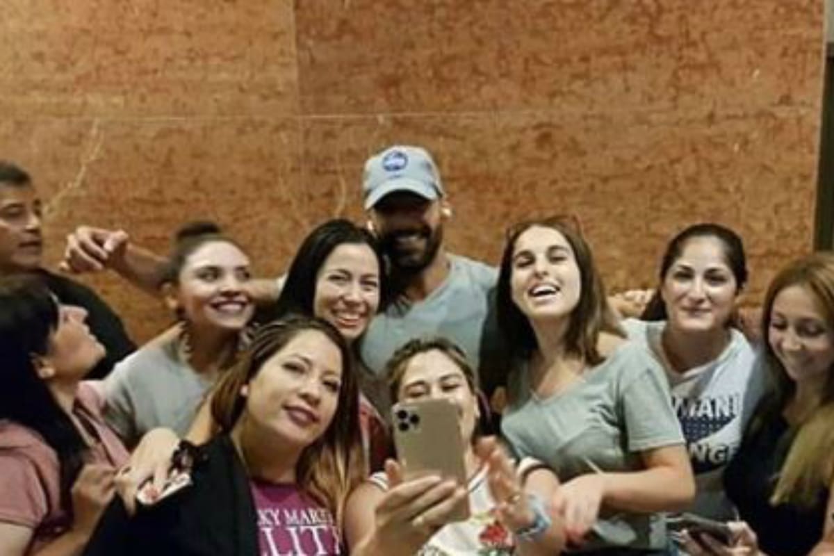 Ricy Martin junto a un grupo de fans en el lobby del hotel Sheraton de Cordoba, donde está hospedado