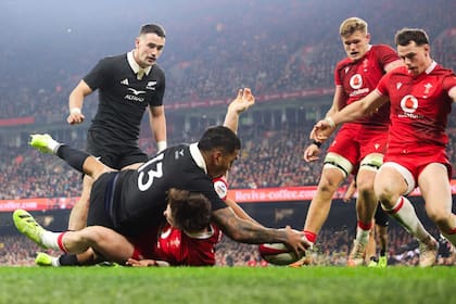 Rieko Ioane llega a anotar en el Millennium; Nueva Zelanda venció a Gales por un resultado (52-26) parecido al de la victoria de los Pumas en Cardiff (52-28) de dos domingos atrás.