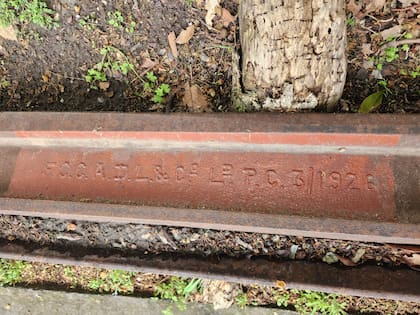 Riel de Dorman Long & Co con las iniciales FCCA y datado en 1926