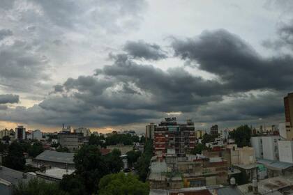 Rige una alerta por tormentas intensas, granizo y ráfagas en la ciudad