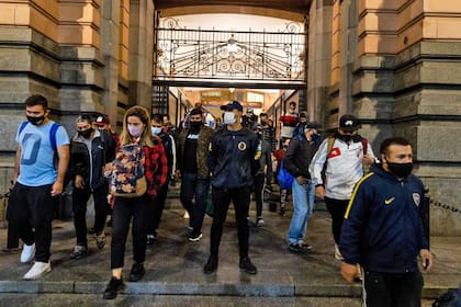6.55 hs. Si bien fue notoria la merma de gente, se pudo ver muchos pasajeros en la estación Constitución