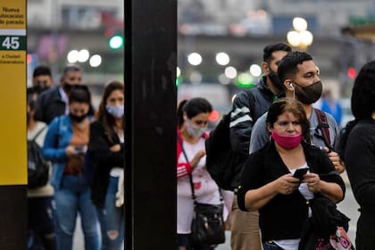 Se registraron largas colas en Constitución para tomar colectivos