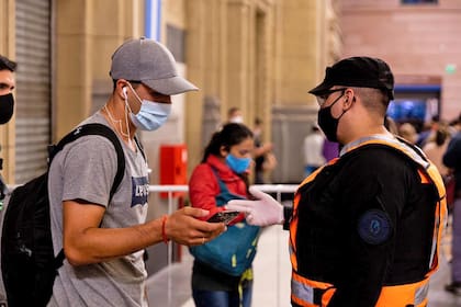 Rigen las nuevas restricciones en el AMBA. Estación de trenes de Constitución