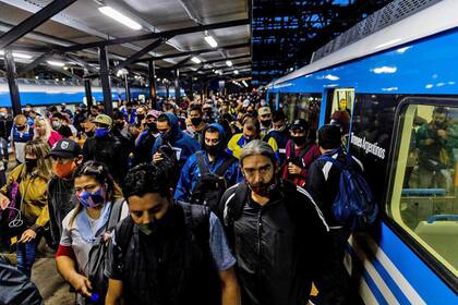 Rigen las nuevas restricciones en el AMBA. Estación de trenes de Constitución