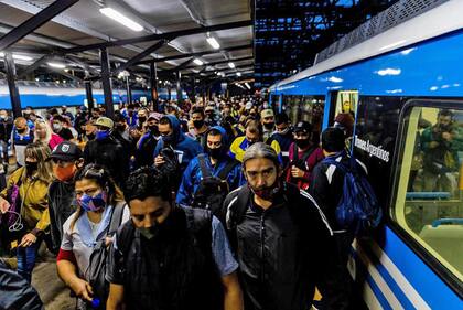 7.28 hs. Estación Constitución, gran cantidad de pasajeros descienden de los vagones del tren