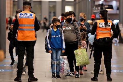 En algunas estaciones ferroviarias, como Morón, Merlo o Constitución se observaban esta mañana algunas colas y demoras por el control que realizan las fuerzas federales