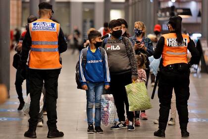 En algunas estaciones ferroviarias, como Morón, Merlo o Constitución se observaban esta mañana algunas colas y demoras por el control que realizan las fuerzas federales