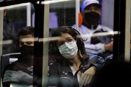 Sólo unas pocas personas pueden viajar paradas en un colectivo