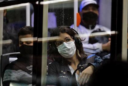 Sólo unas pocas personas pueden viajar paradas en un colectivo