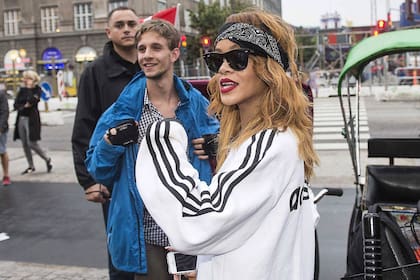 Vinchas, flores, horquillas, Rihanna es una de las que más usa accesorios para el pelo