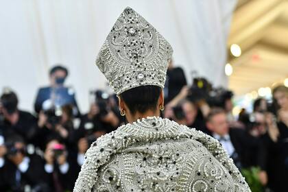 Rihanna arrives for the 2018 Met Gala on May 7, 2018, at the Metropolitan Museum of Art in New York. The Gala raises money for the Metropolitan Museum of Art’s Costume Institute. The Galas 2018 theme is “Heavenly Bodies: Fashion and the Catholic Imagination.” / AFP PHOTO / Angela WEISS