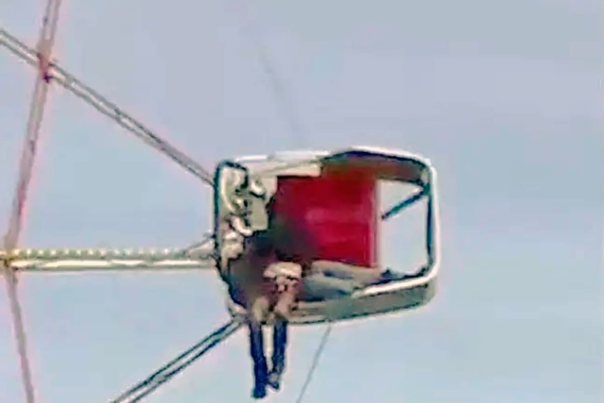 Rihanna Brown y Emma Poole vivieron un momento de terror cuando quedaron colgadas en lo más alto de la rueda de la fortuna en un parque de diversiones de Cleethorpes