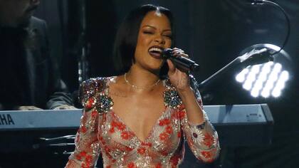 Rihanna cantó en un show solidario dos días antes de alegar enfermedad en los Grammy