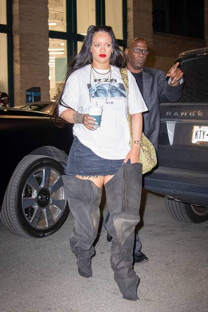 Rihanna complementó sus llamativas botas XXL con otros accesorios más bajo perfil: bolso de piel de serpiente y gafas de sol
