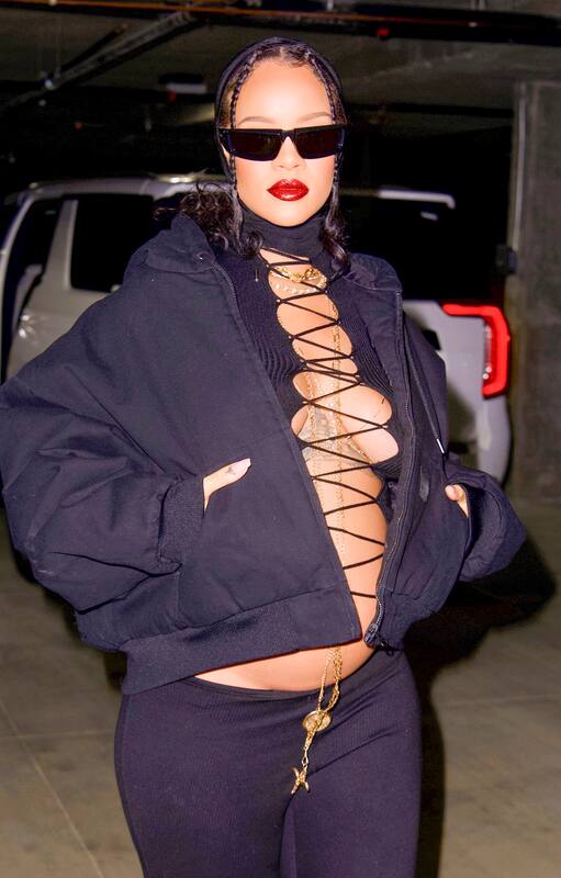 Rihanna, embarazadísima, subiendo a su vehículo y siendo captada por los flashes