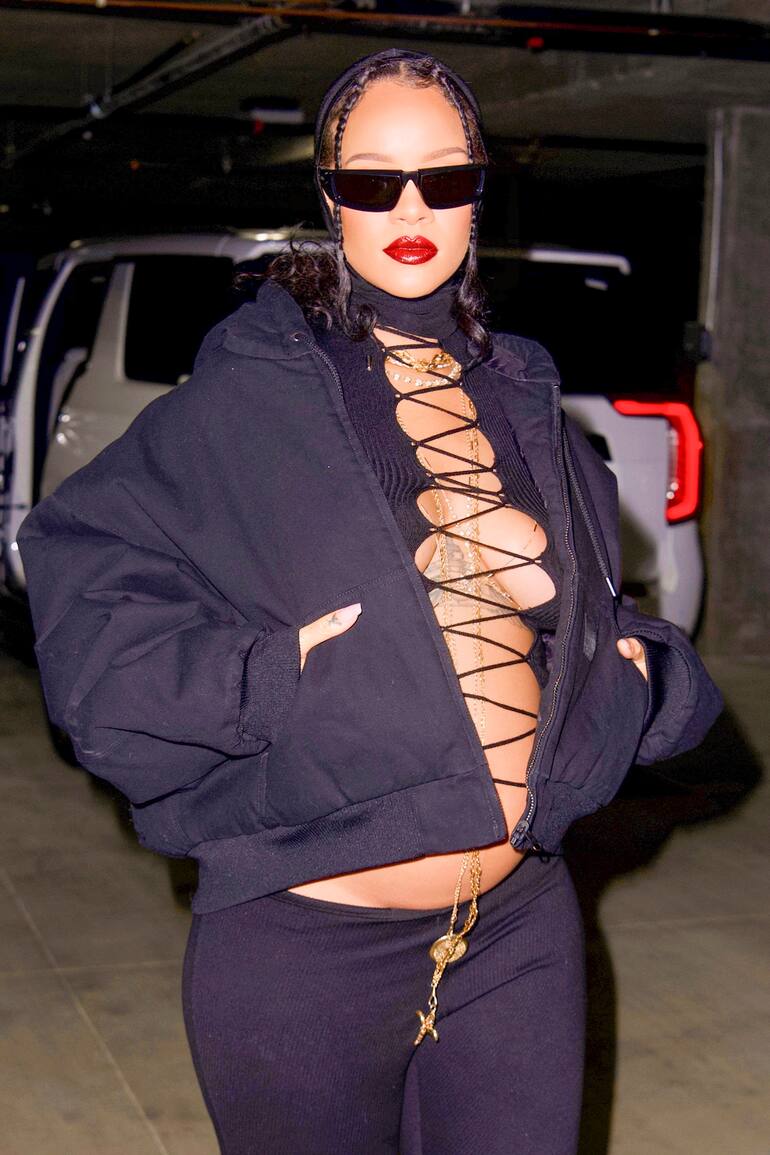 Rihanna, embarazadísima, subiendo a su vehículo y siendo captada por los flashes