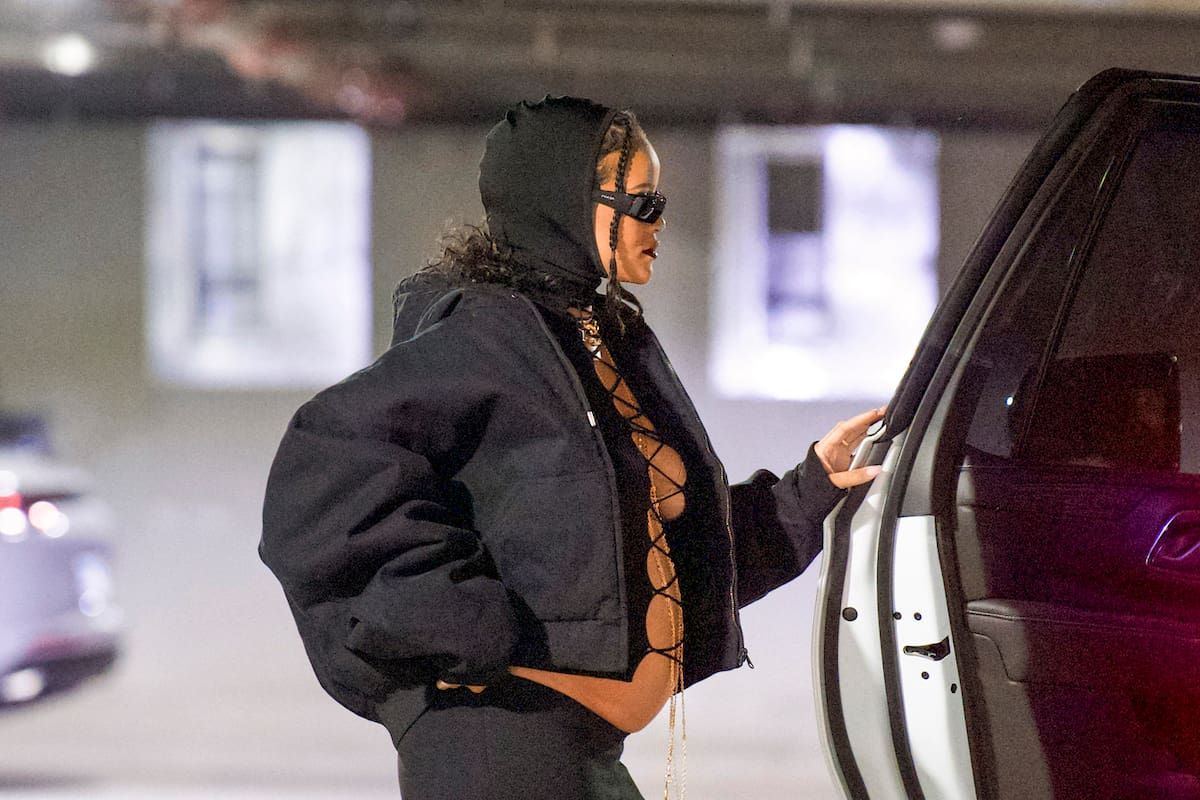 Rihanna, embarazadísima, subiendo a su vehículo y siendo captada por los flashes
