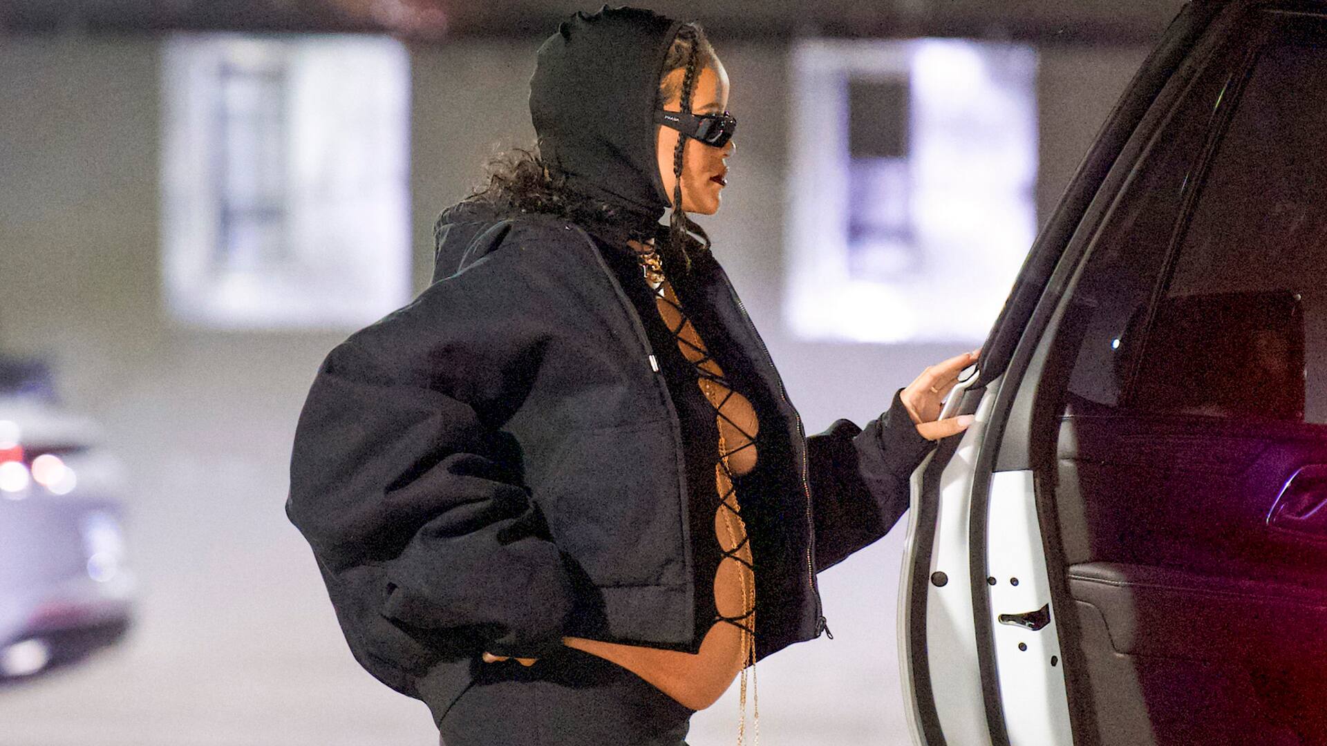 Rihanna, embarazadísima, subiendo a su vehículo y siendo captada por los flashes