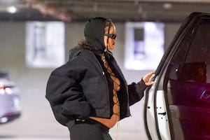 Rihanna, embarazadísima, subiendo a su vehículo y siendo captada por los flashes