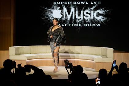 Rihanna posa para un retrato tras la conferencia de prensa previa al espectáculo de medio tiempo del Super Bowl 57 de la NFL el jueves 9 de febrero de 2023, en Phoenix. (Foto AP/Mike Stewart)