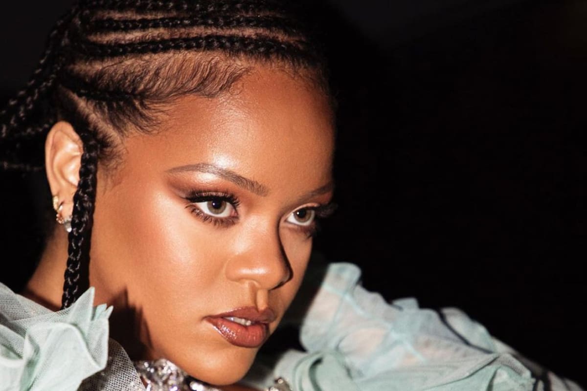 Rihanna recibió críticas por haber usado un colgante hindú en una publicación de su marca