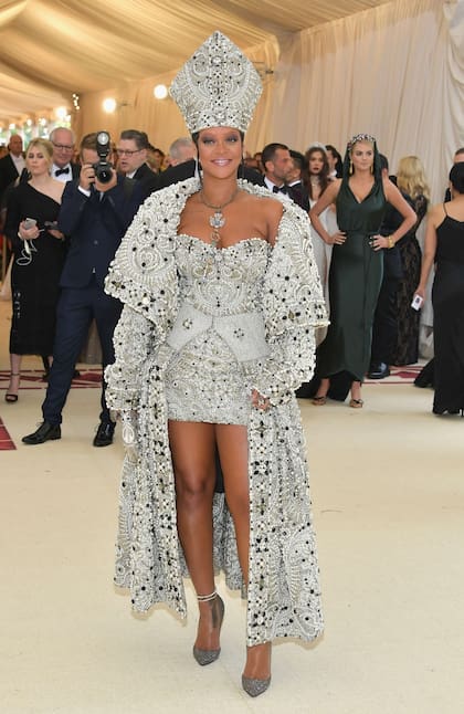 Rihanna, una de las anfitrionas con el llamativo outfit, de John Galliano