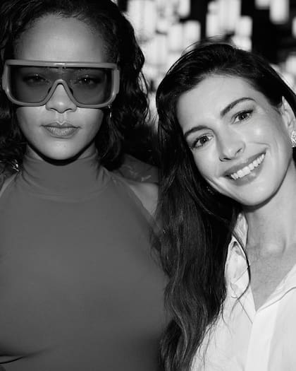 Rihanna y Anne Hathaway durante el evento (Foto: Instagram @annehathaway)