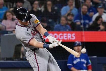 Riley conecta dos jonrones, impulsa cinco y Bravos vencen 8-4 a Azulejos