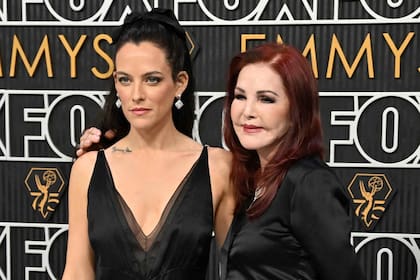 Riley Keough y Priscilla Presley compartieron la alfombra plateada de los Emmy y demostraron que los conflictos familiares quedaron en el pasado