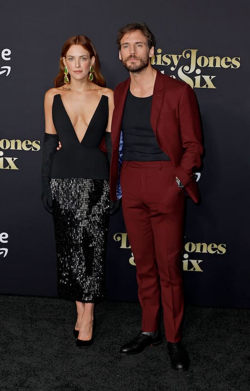 Riley Keough y Sam Claflin en la premiere de la serie en California