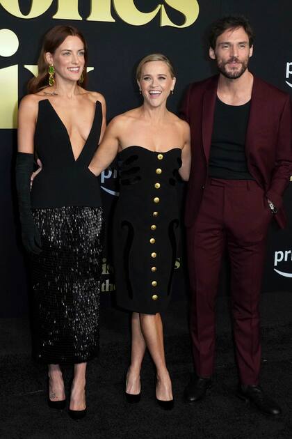 Riley Keough y Sam Claflin junto a la productora de la serie, Reese Witherspoon