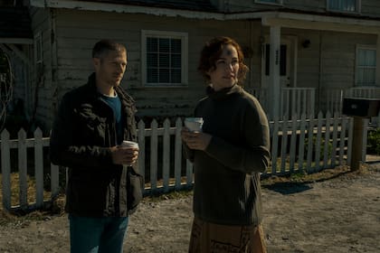 Riley (Zach Gilford) y Erin (Kate Siegel) son dos ex novios de la adolescencia que se reencuentran en el presente premonitorio de la Isla Crockett.