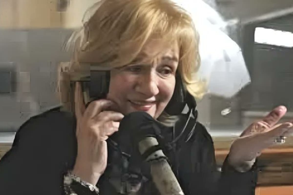Rina Morán frente a un micrófono en un estudio de radio, la postal con la que será recordada
