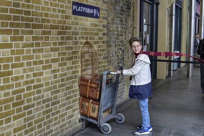 Rincones no sólo para cinéfilos en la capital británica, como el andén 9 ¾, donde personajes de Harry Potter se suben al Hogwarts Express
