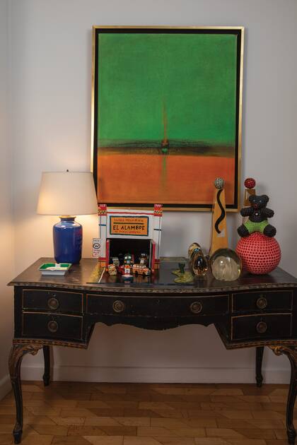 Rincones que combinan muebles de estilo con toques de color de los objetos, como el oso de cerámica, el pequeño garaje pintado por Pancu Ledesma (izquierda).
