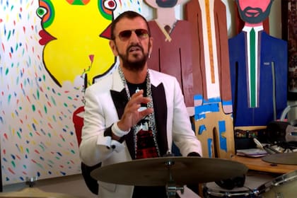 Ringo Starr festejó sus 80 años rodeado de amigos y de recuerdos en una transmisión en vivo