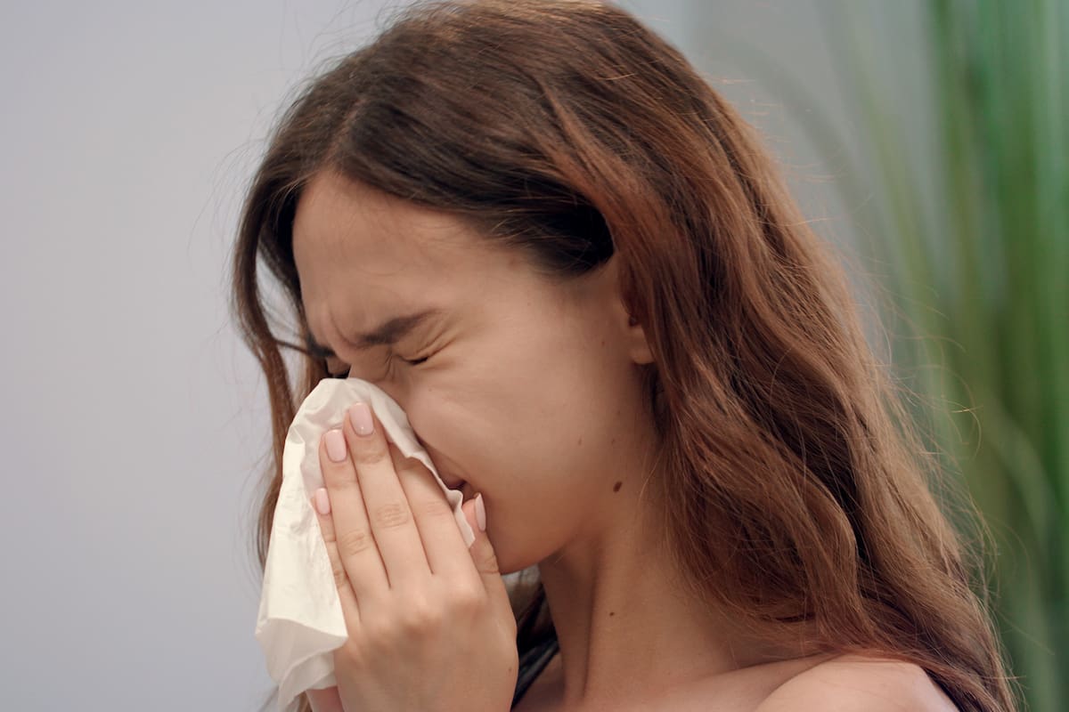 Rinitis y congestión nasal, los nuevos síntomas para caso sospechoso de Covid-19